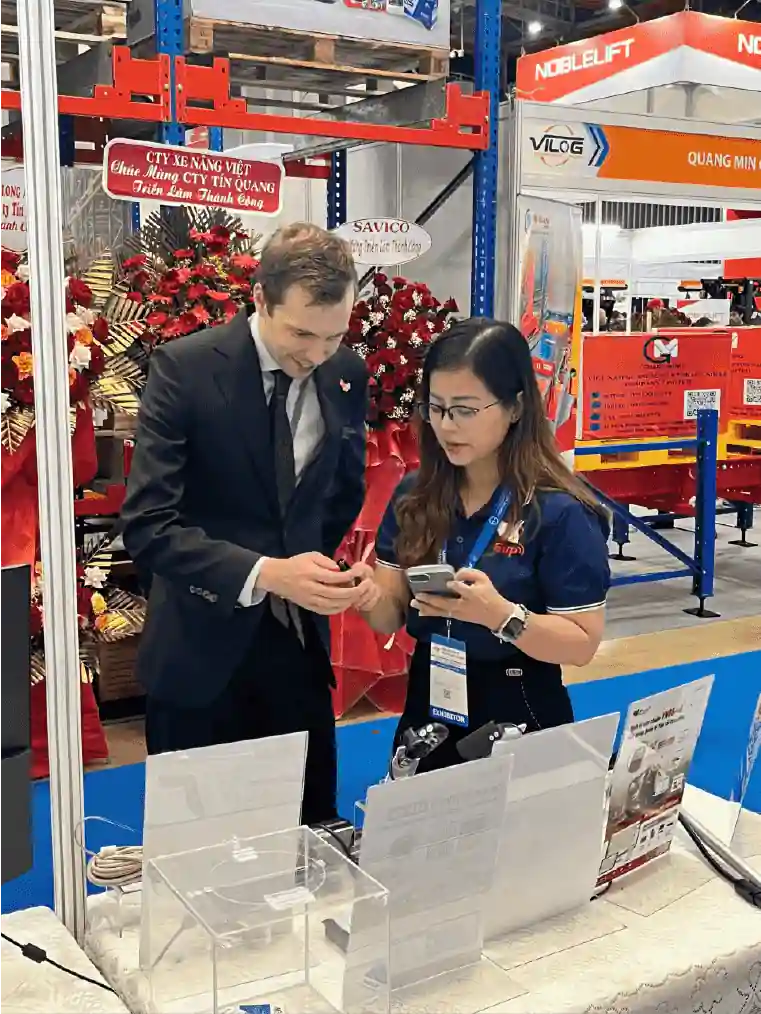 Nhân viên kinh doanh giới thiệu máy đo nồng độ cồn/ứng dụng cho khách hàng