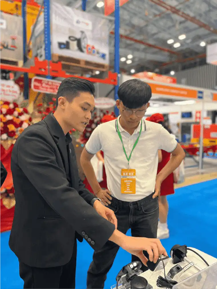 Nhân viên kinh doanh giới thiệu sản phẩm cho khách hàng