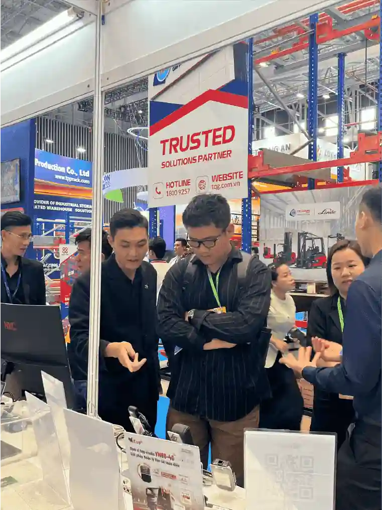 Nhân viên kinh doanh giới thiệu sản phẩm cho khách hàng