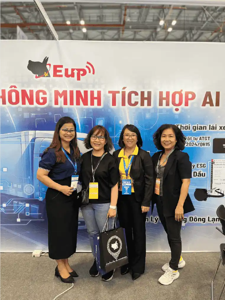 Khách hàng chụp ảnh lưu niệm tại gian hàng