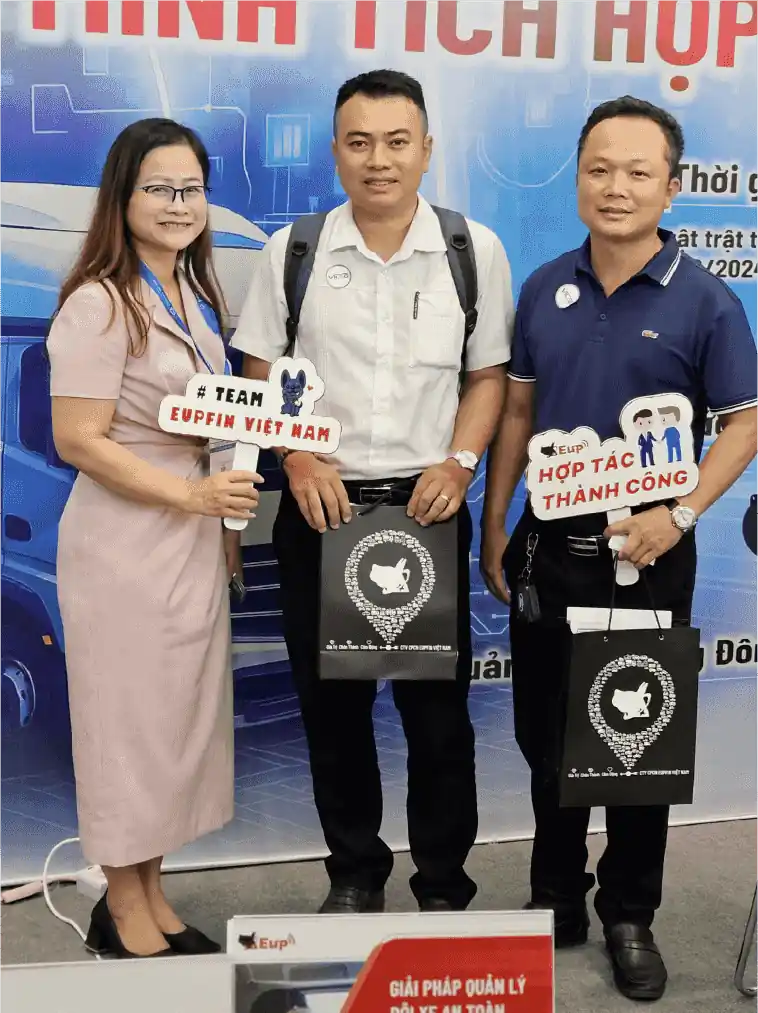 Khách hàng chụp ảnh lưu niệm tại gian hàng