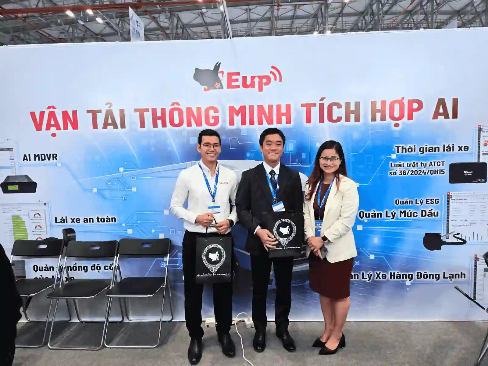 Khách hàng chụp ảnh lưu niệm tại gian hàng